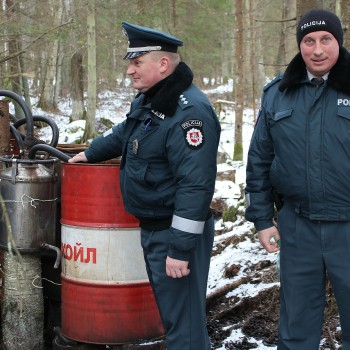 Bepiločiai orlaiviai Lietuvos miškuose ieškos samagono gamintojų