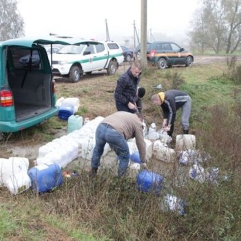 Jurbarke tarnybos sunaikino toną nelegalaus alkoholio