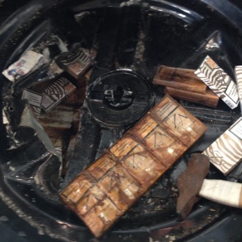 Muitininkai automobilyje rado slėptuvę su apipuvusiomis cigaretėmis